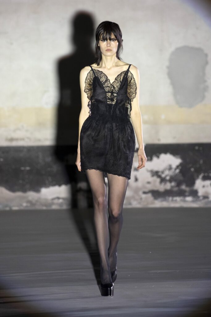 модное платье комбинация новый год 2022 короткое мини черное оборки на тонких бретелях