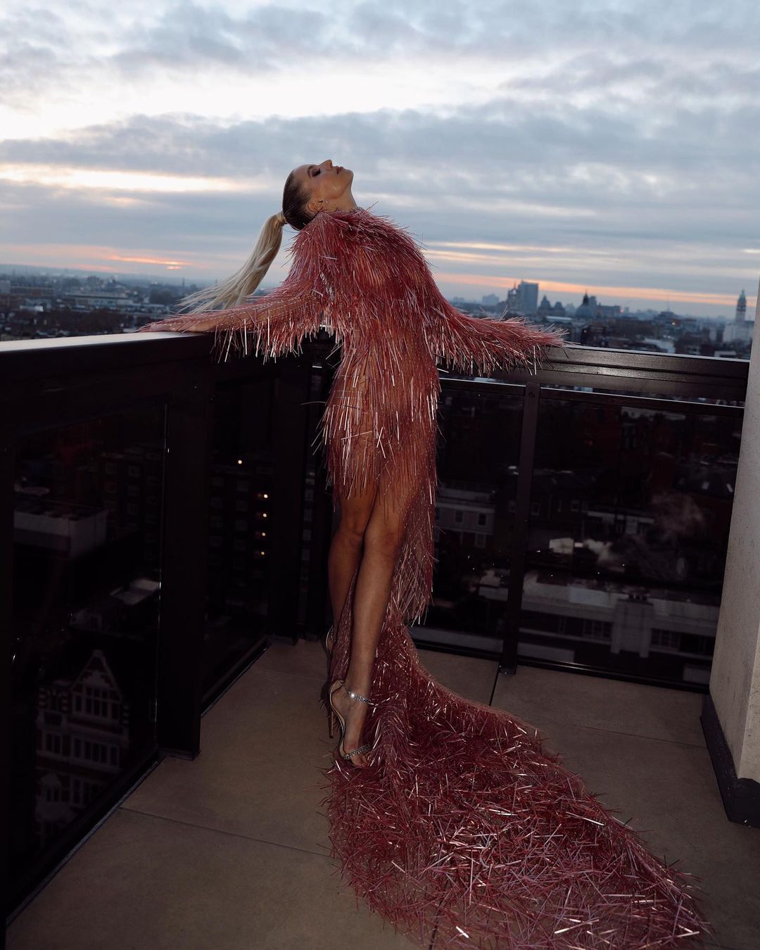 платье на новый год 2022 что надеть леони ханне длинное розовое бахрома