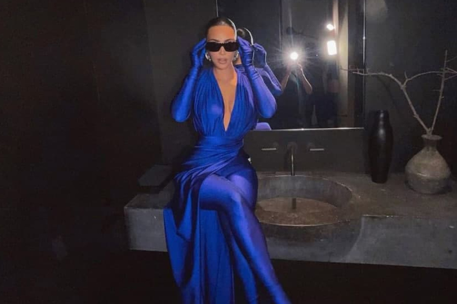 Ким Кардашьян модное синее платье комбинезон блеск разрез декольте Новый год 2022