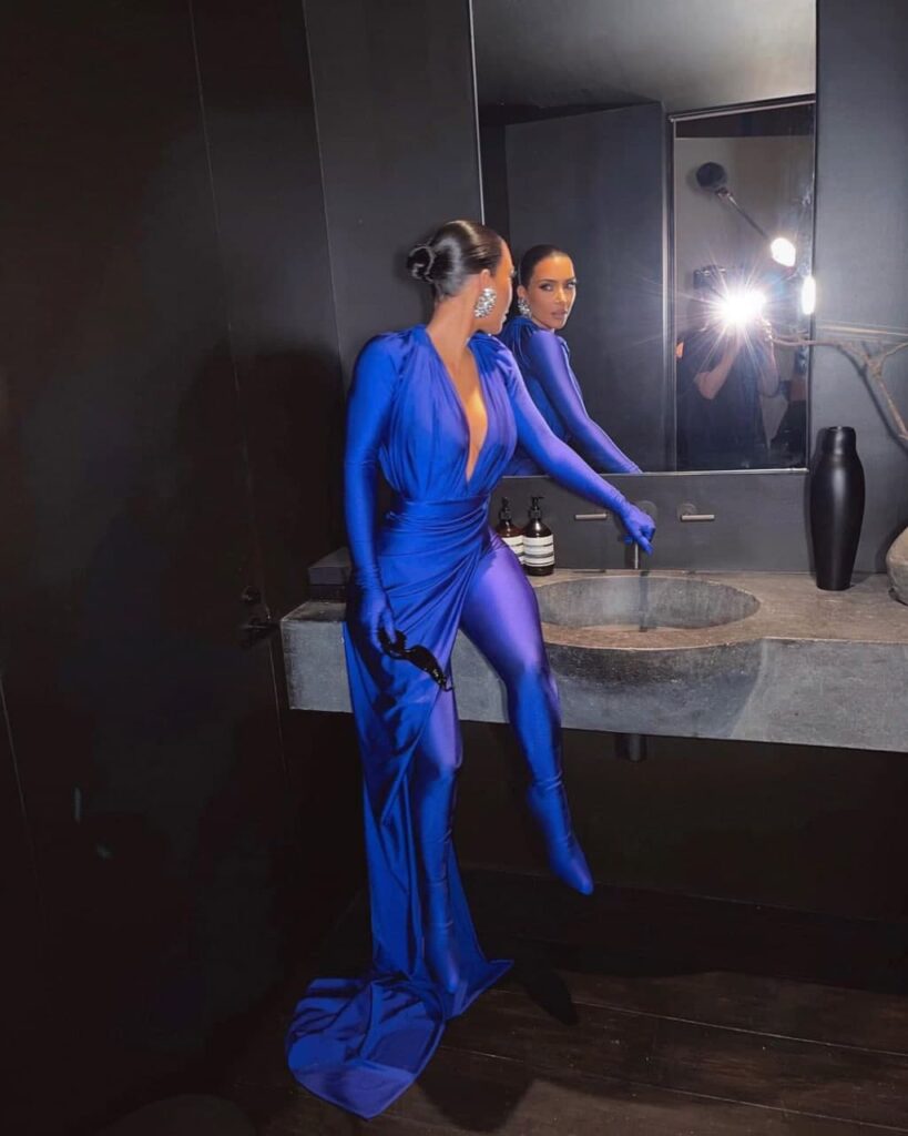 Ким Кардашьян модное синее платье комбинезон блеск разрез декольте Новый год 2022