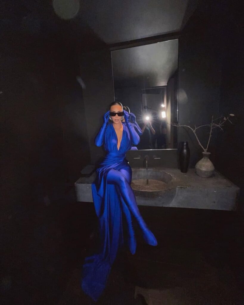 Ким Кардашьян модное синее платье комбинезон блеск разрез Новый год 2022