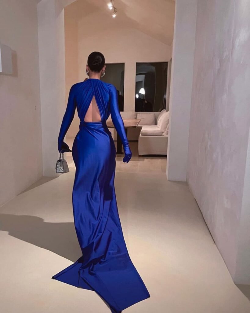 Ким Кардашьян модное синее платье комбинезон блеск разрез Новый год 2022