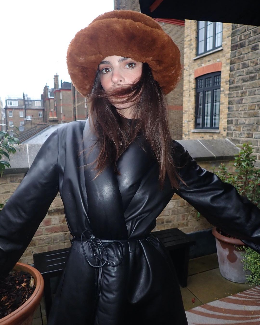 модный головной убор зима 2022 теплое на голову шапка панама мех коричневая