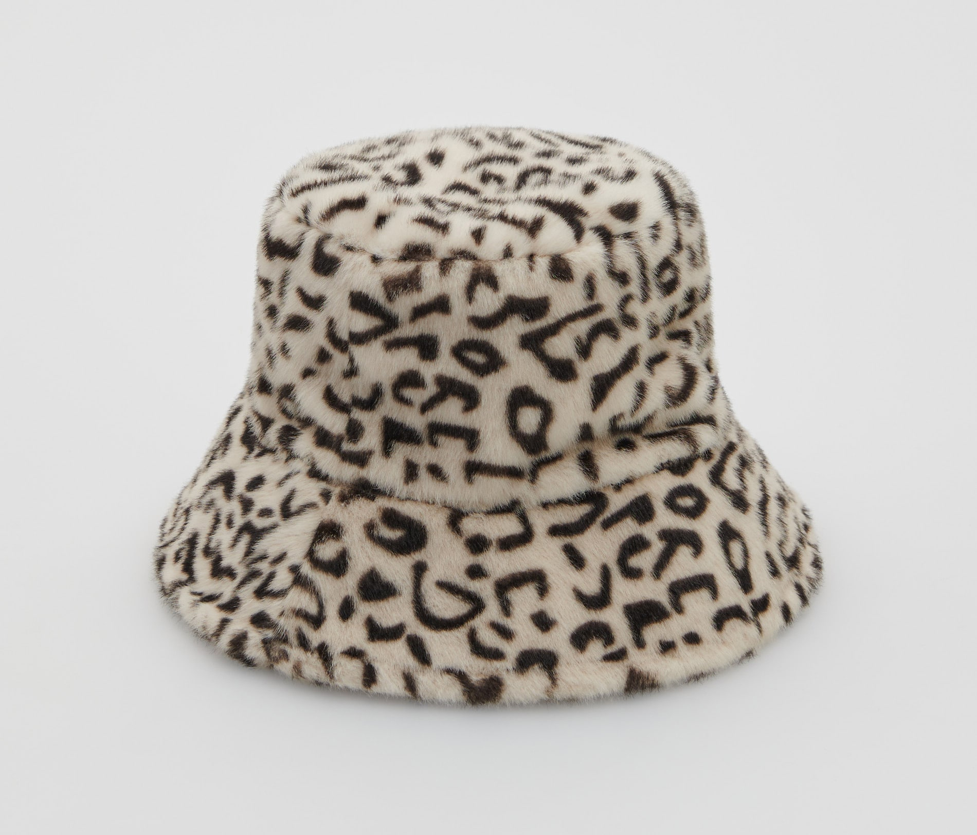 модный головной убор зима 2021 2022 теплое на голову шапка панама мех чернаябелая принт леопард