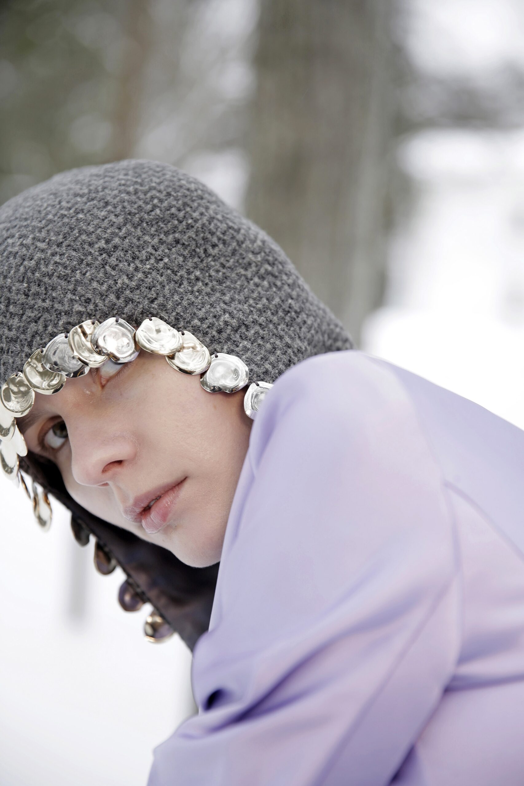 модный головной убор зима 2021 2022 теплое на голову шапка балаклава капор вязаный серый