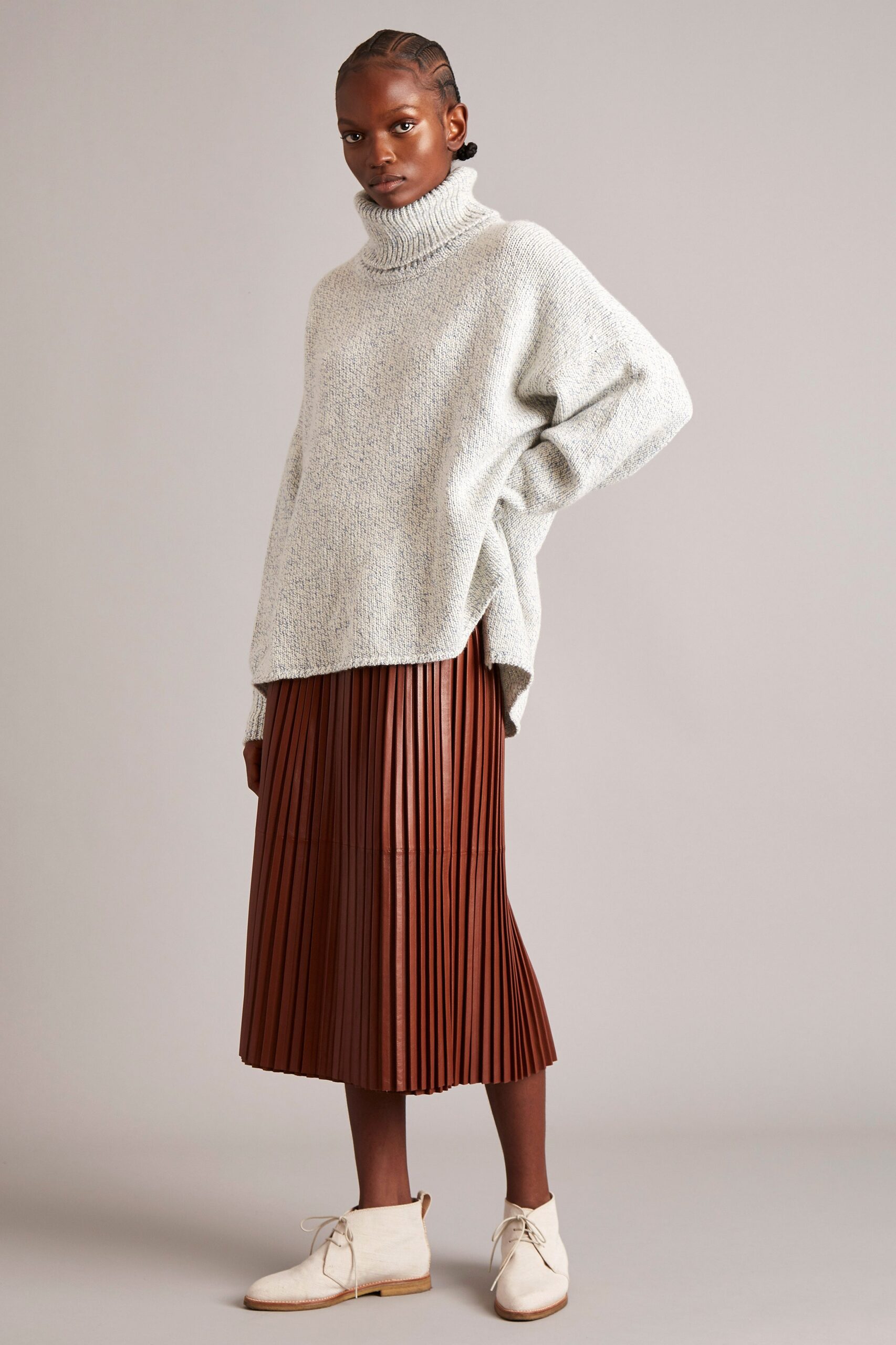 модный свитер оверсайз зима 2021 2022 белый длинный с высоким горлом воротником