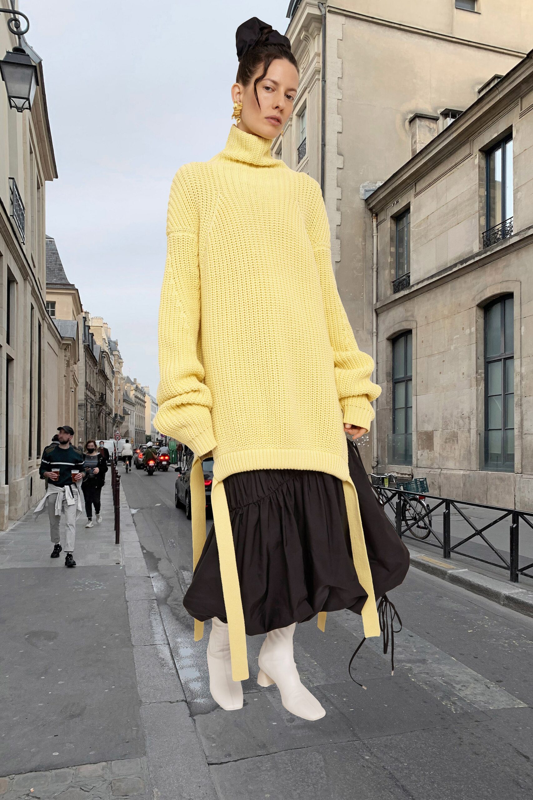 модный свитер оверсайз зима 2021 2022 желтый длинный в рубчик длинные рукава