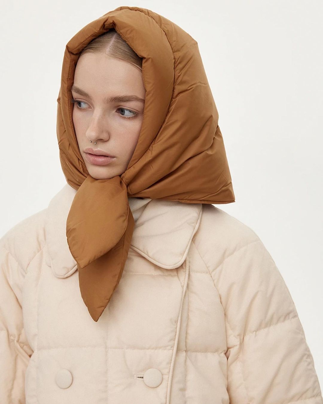 модный головной убор зима 2021 2022 теплое на голову платок косынка дутая коричневая бежевая