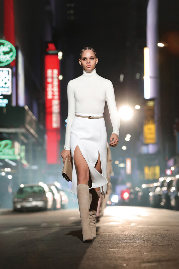 модное белое трикотажное платье с разрезами приталенное длинный рукав новый год 2022
