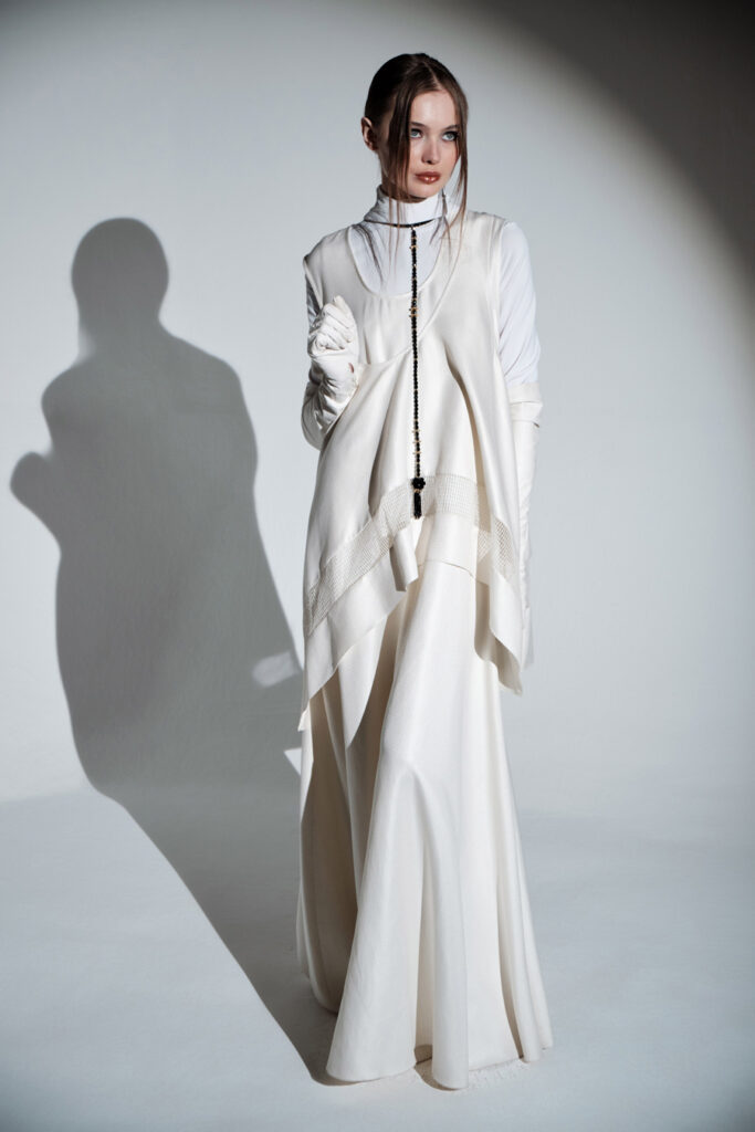 модное длинное белое платье новый год 2022