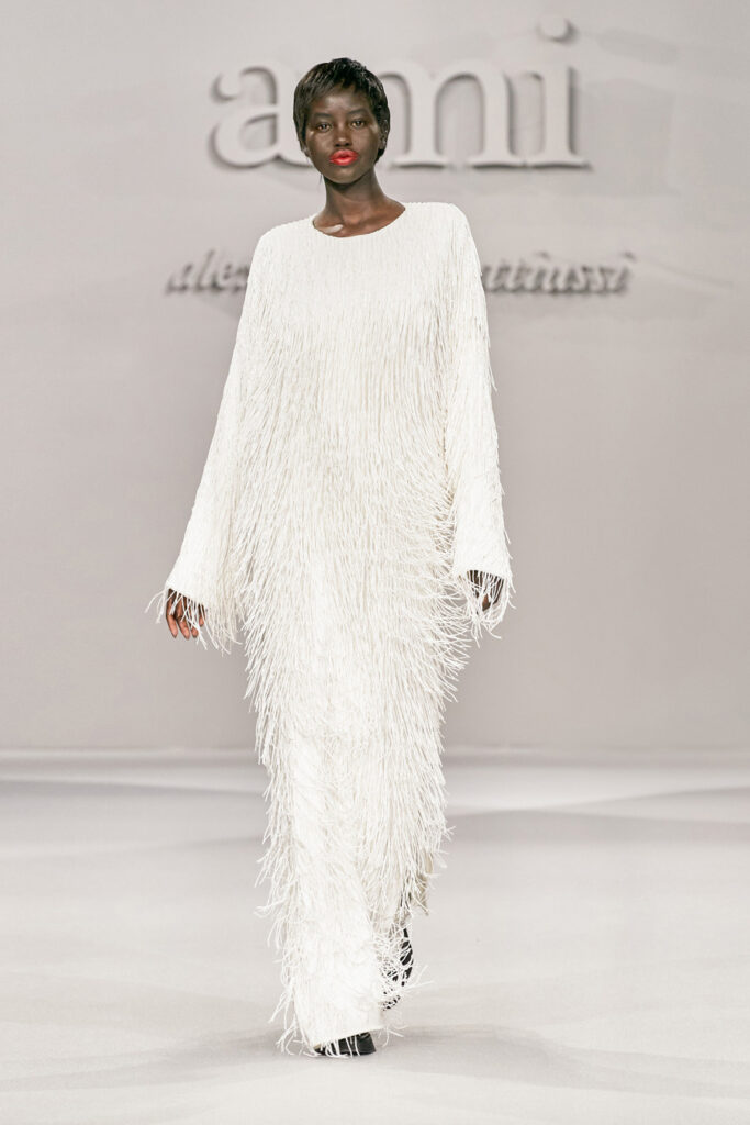 модное белое платье на длинном рукаве макси бахрома новый год 2022