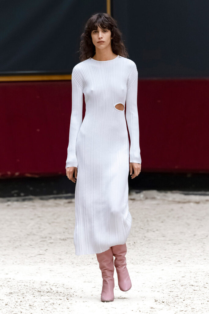 модное белое платье приталенное вырезы трикотаж миди макси новый год 2022