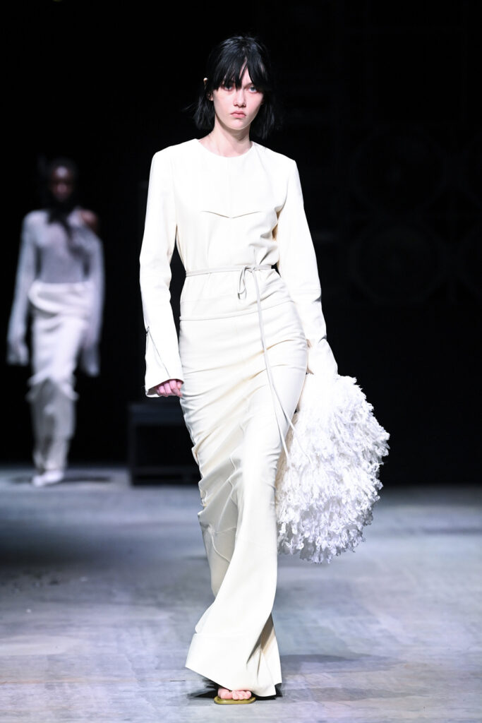 модное белое длинное приталенное платье макси новый год 2022