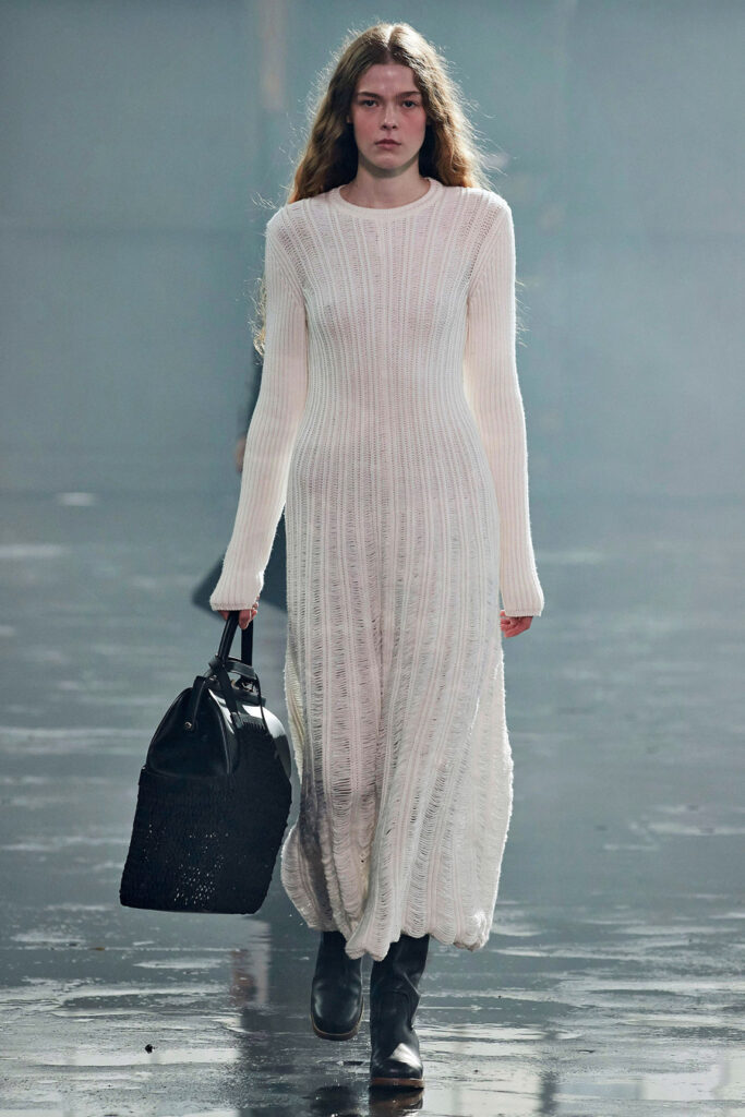 модное белое длинное вязанное платье оверсайз трикотаж новый год 2022