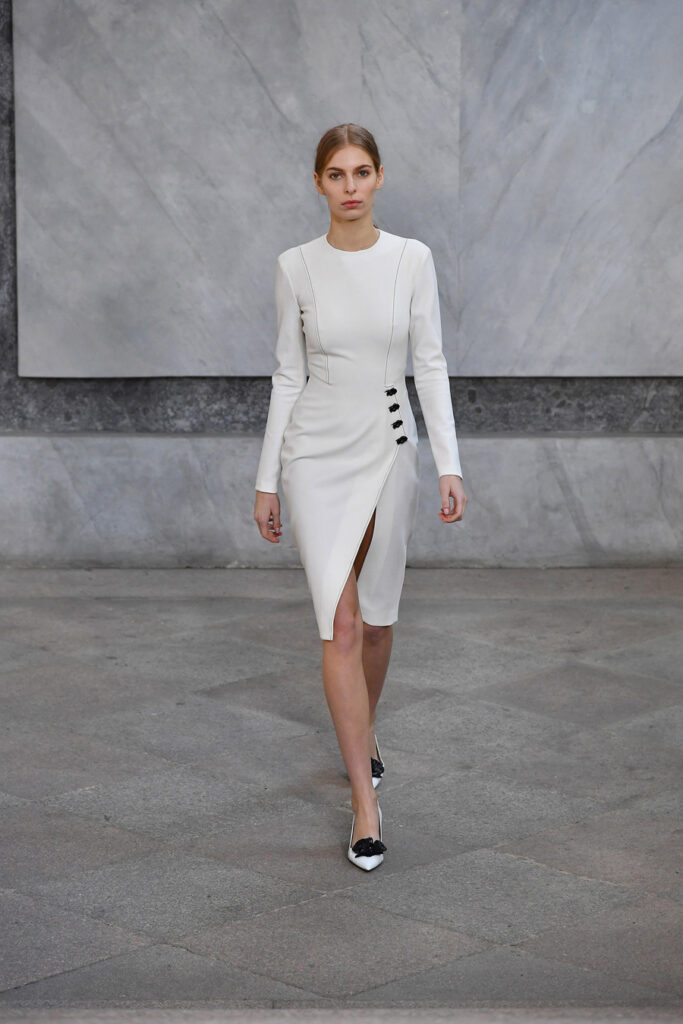 классическое приталенное белое модное платье с разрезом новый год 2022