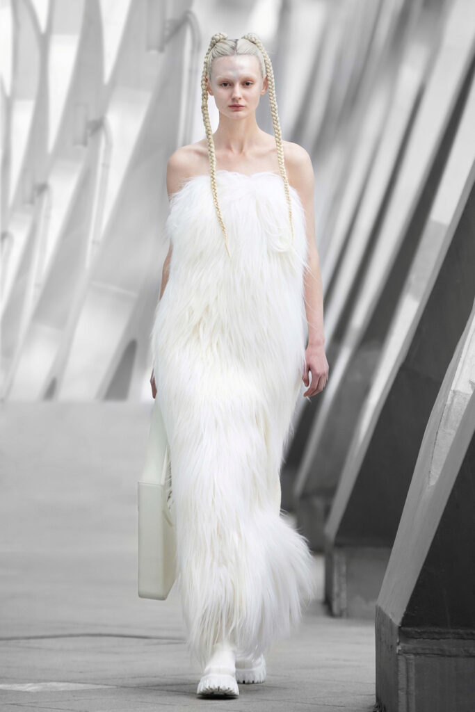 модное белое длинное платье с перьями платье невесты платье с открытыми плечами новый год 2022