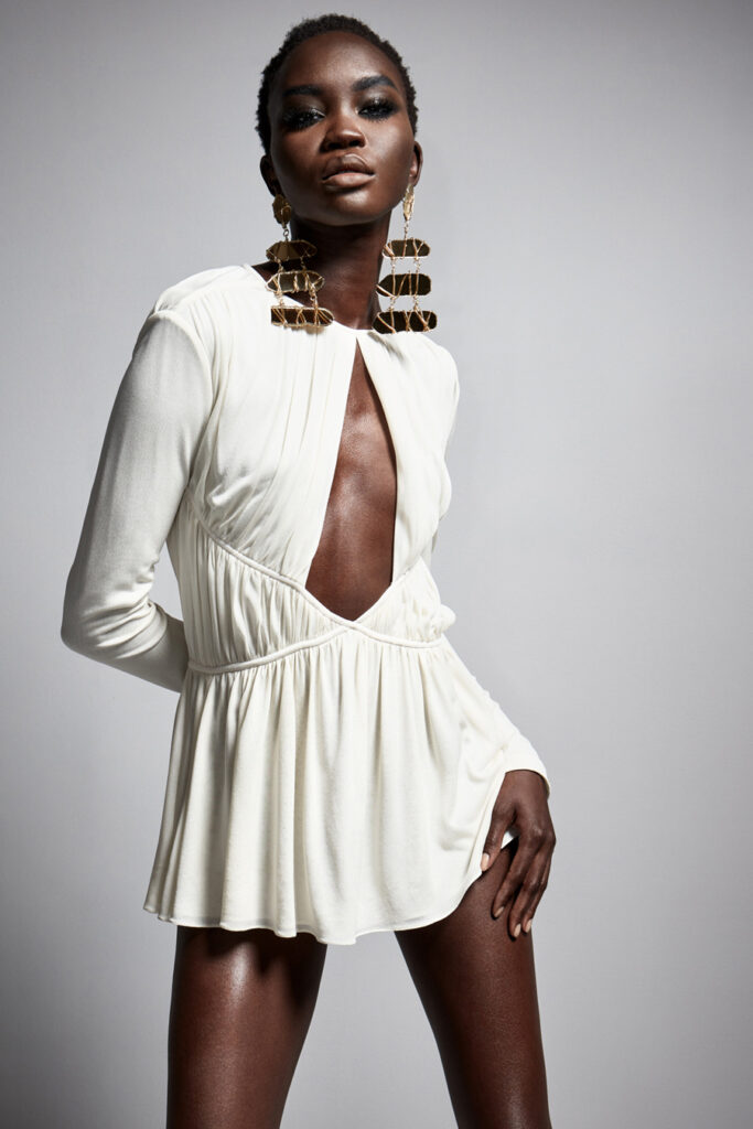 модное белое мини платье с вырезом новый год 2022