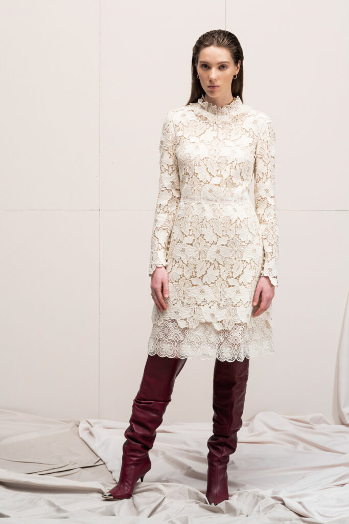модное белое кружевное платье миди ботфорды новый год 2022