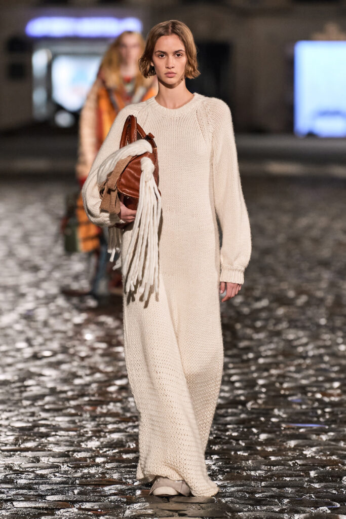 модное белое длинное вязаное платье крупная вязка макси новый год 2022