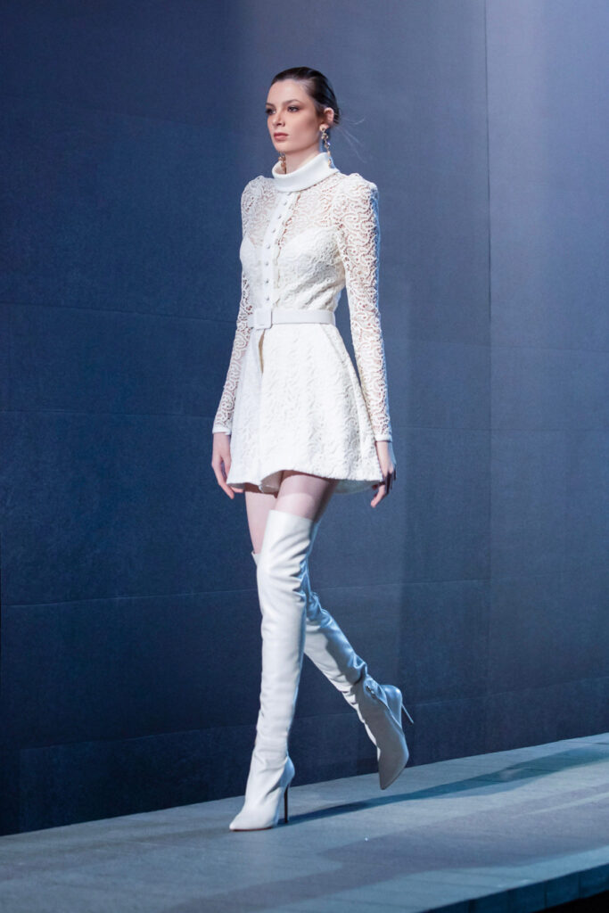 белое модное платье мини с кружевом ботфорды новый год 2022
