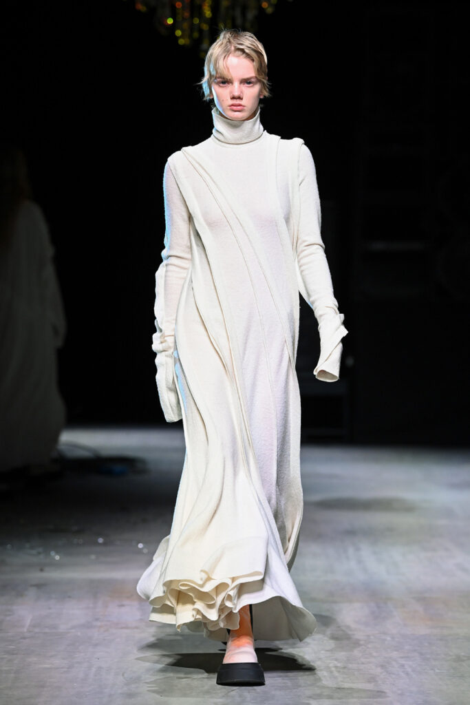 длинное модное белое теплое платье трикотаж новый год 2022