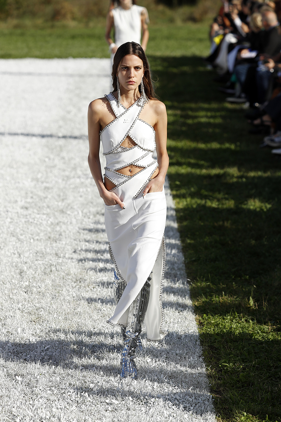 модна сукня літо 2022 з вирізами біла довга максі