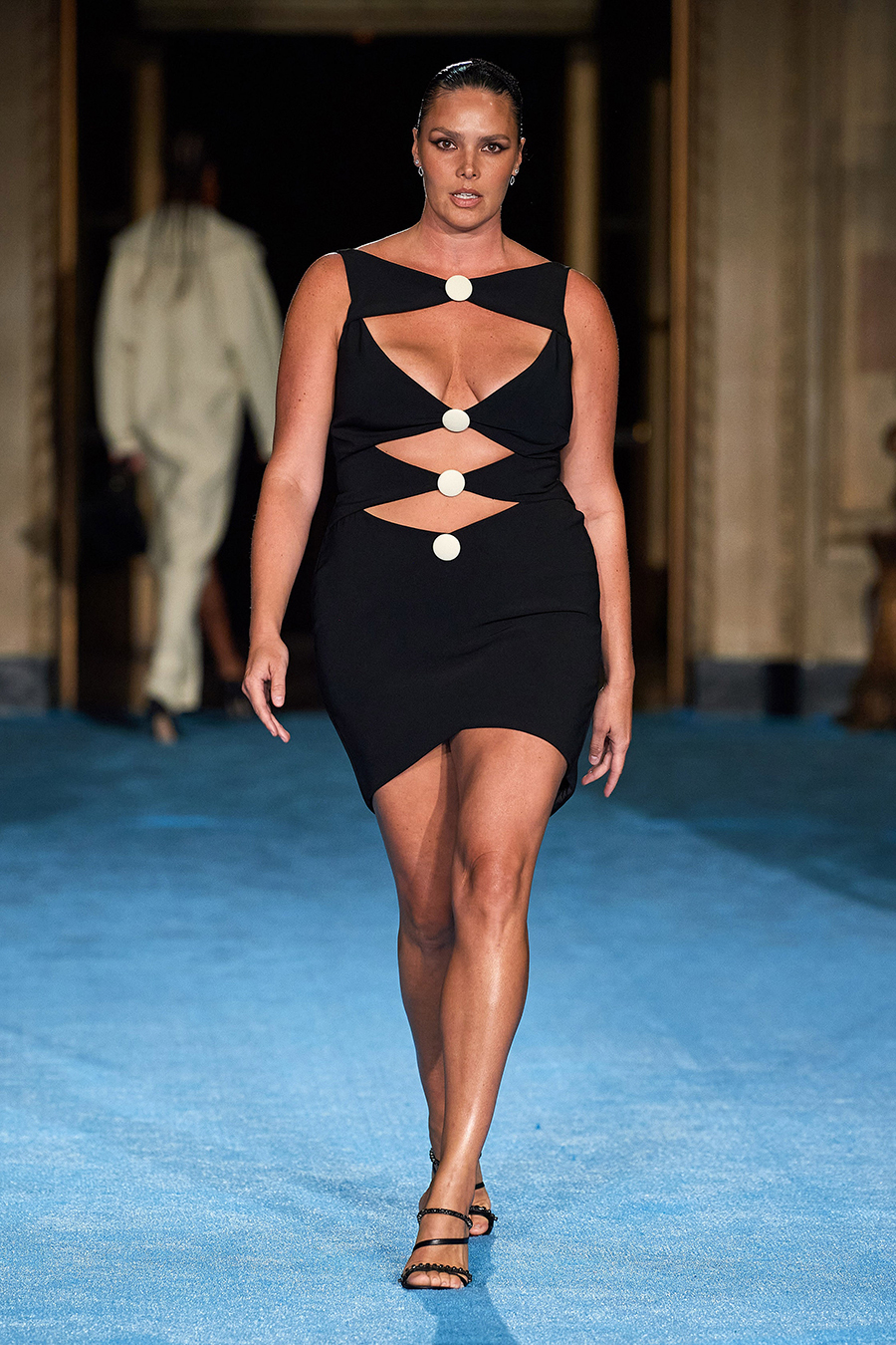 модна сукня літо 2022 з вирізами коротка чорна плюс сайз