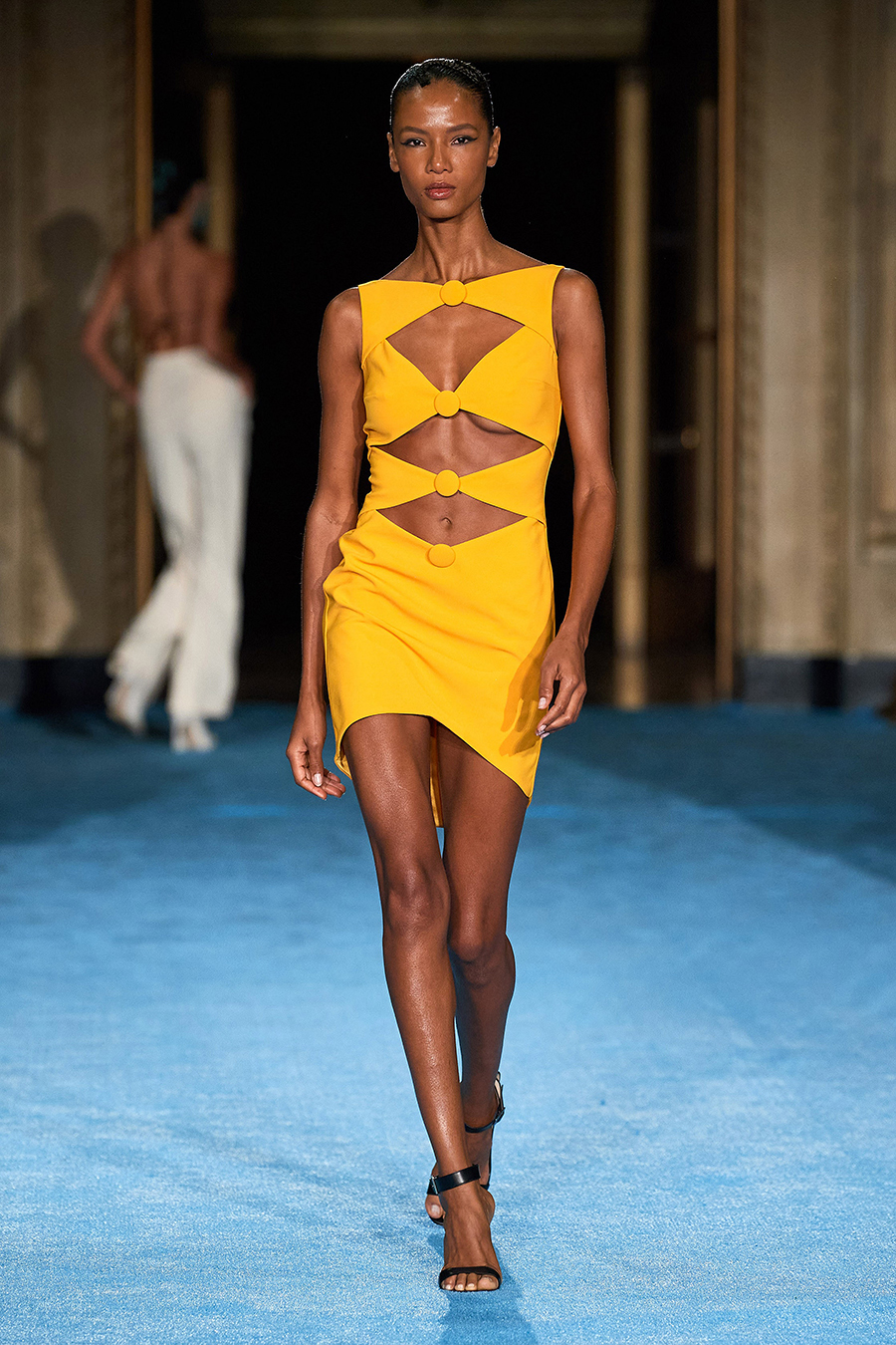 модна сукня літо 2022 з вирізами коротка міні жовта