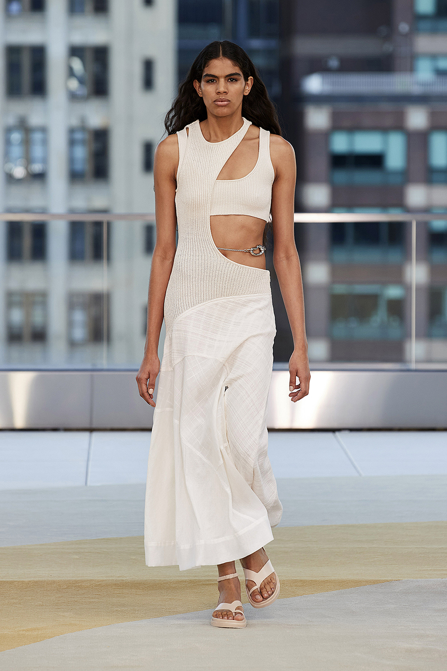 модна сукня літо 2022 з вирізами біла довга максі трикотаж