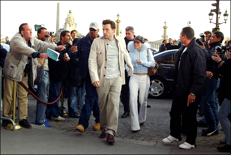 дженнифер лопес модный образ 2000-е кроп топ штаны низкая посадка