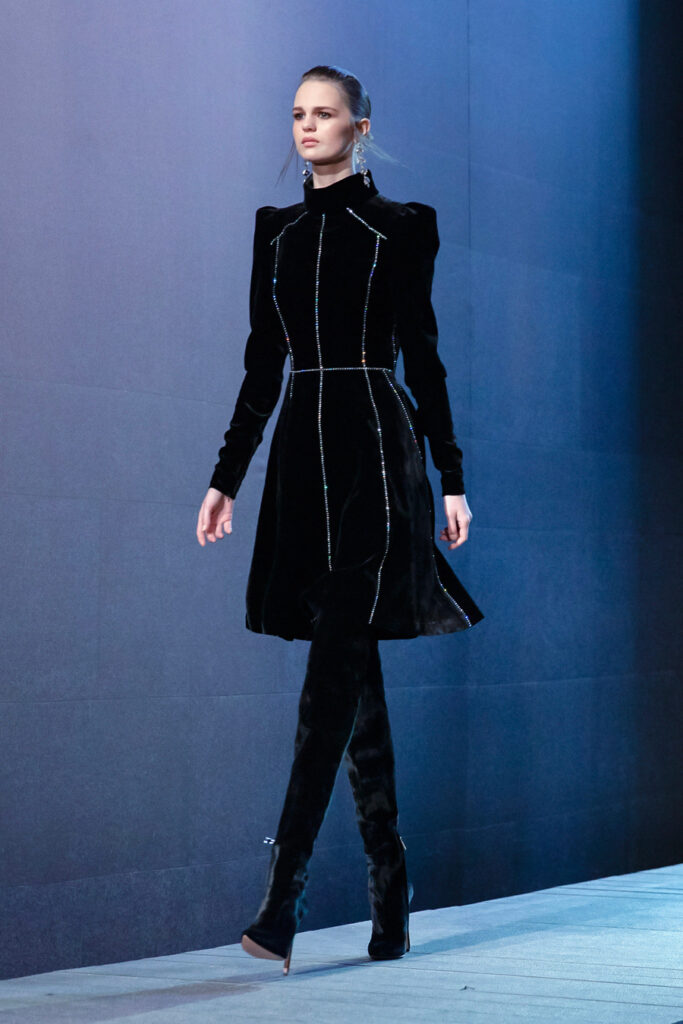 модное черное короткое бархатное платье длинный рукав мини миди зима 2022