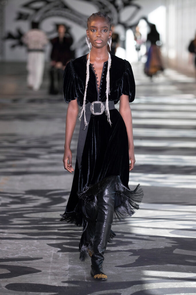 модное черное бархатное платье с бахромой глубокое декольте асимметрия миди мини зима 2022