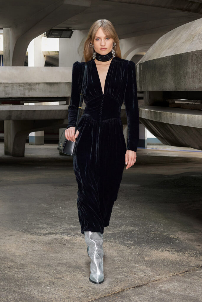 модное черное бархатное платье миди макси вечернее глубокое декольте зима 2022
