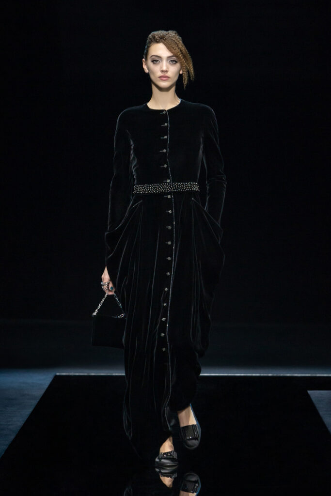 модное бархатное длинное платье на пуговицах черное с поясом зима 2022