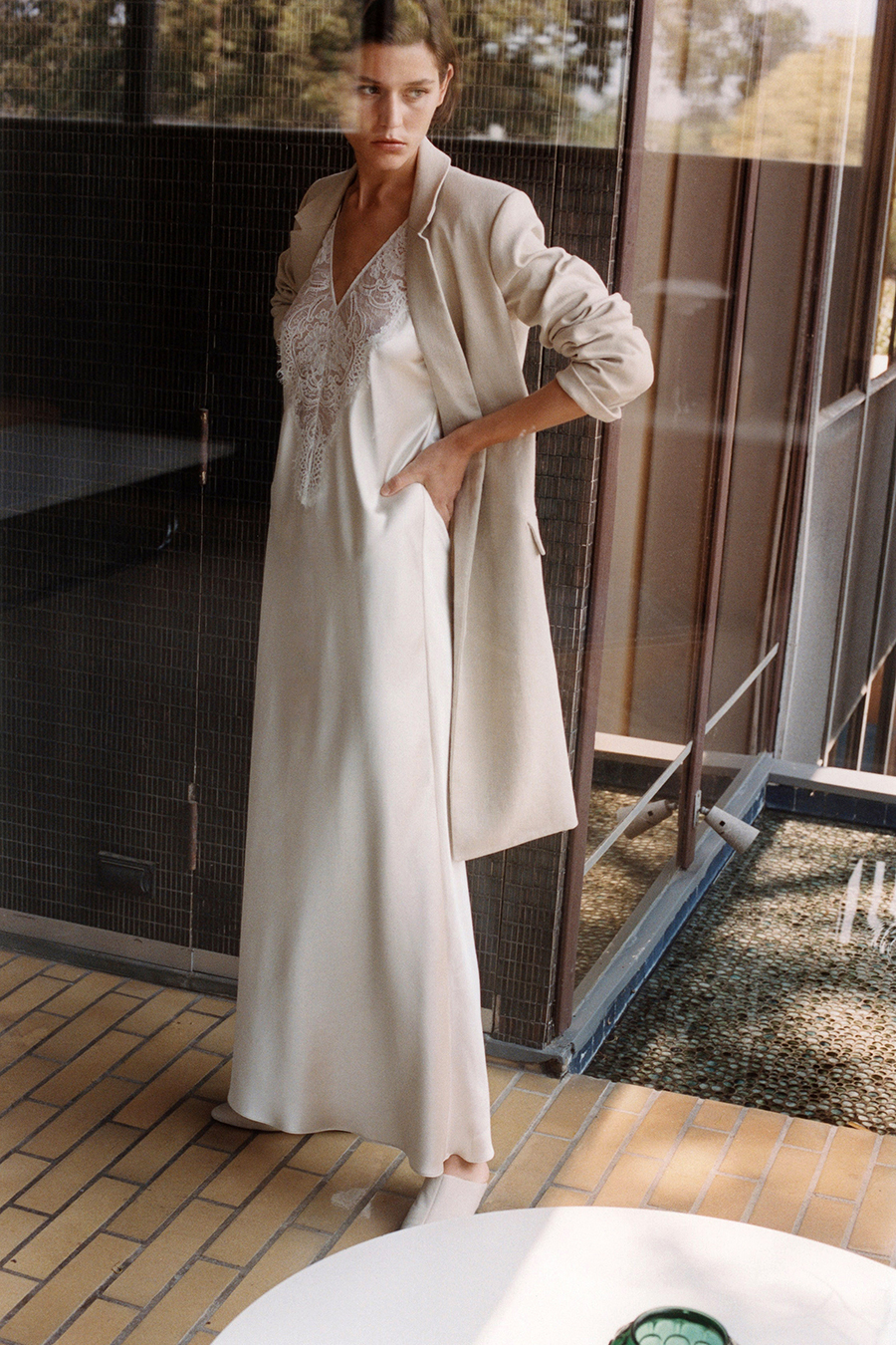 модное платье комбинация весна лето 2022 в бельевом стиле длинное белое кружево