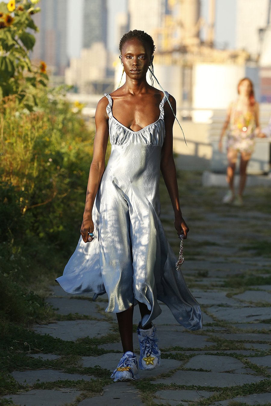 модное платье комбинация весна лето 2022 в бельевом стиле длинное голубое