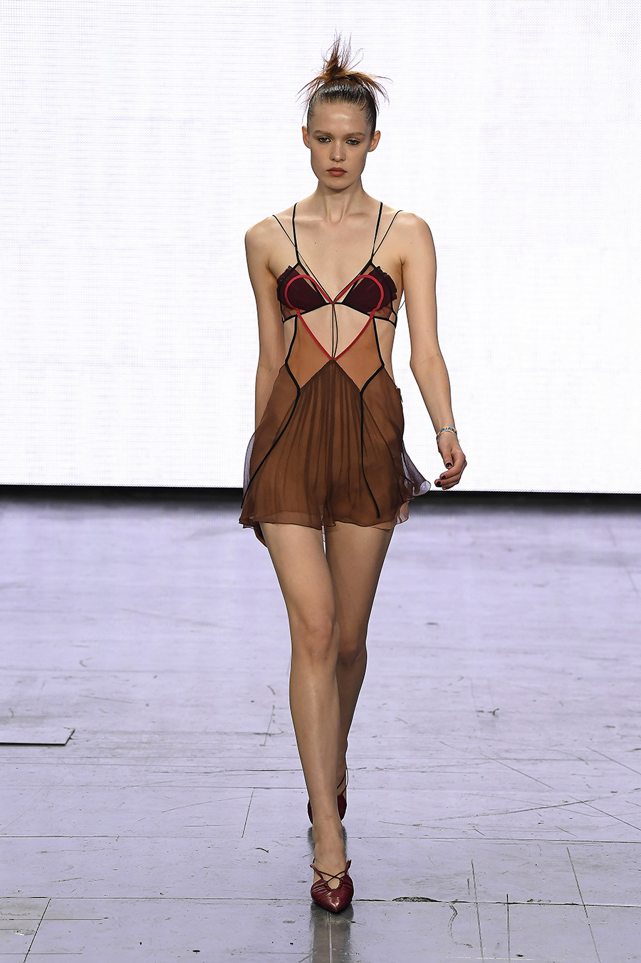 модное платье комбинация весна лето 2022 в бельевом стиле корокое коричневое вырезы