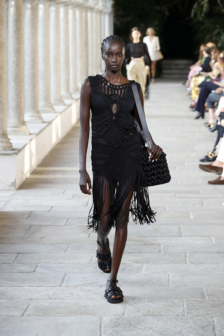модное платье весна лето 2022 макраме кроше вязаное крючком черное