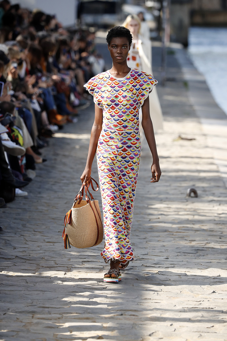 модное платье весна лето 2022 макраме кроше вязаное крючком яркое разноцветное