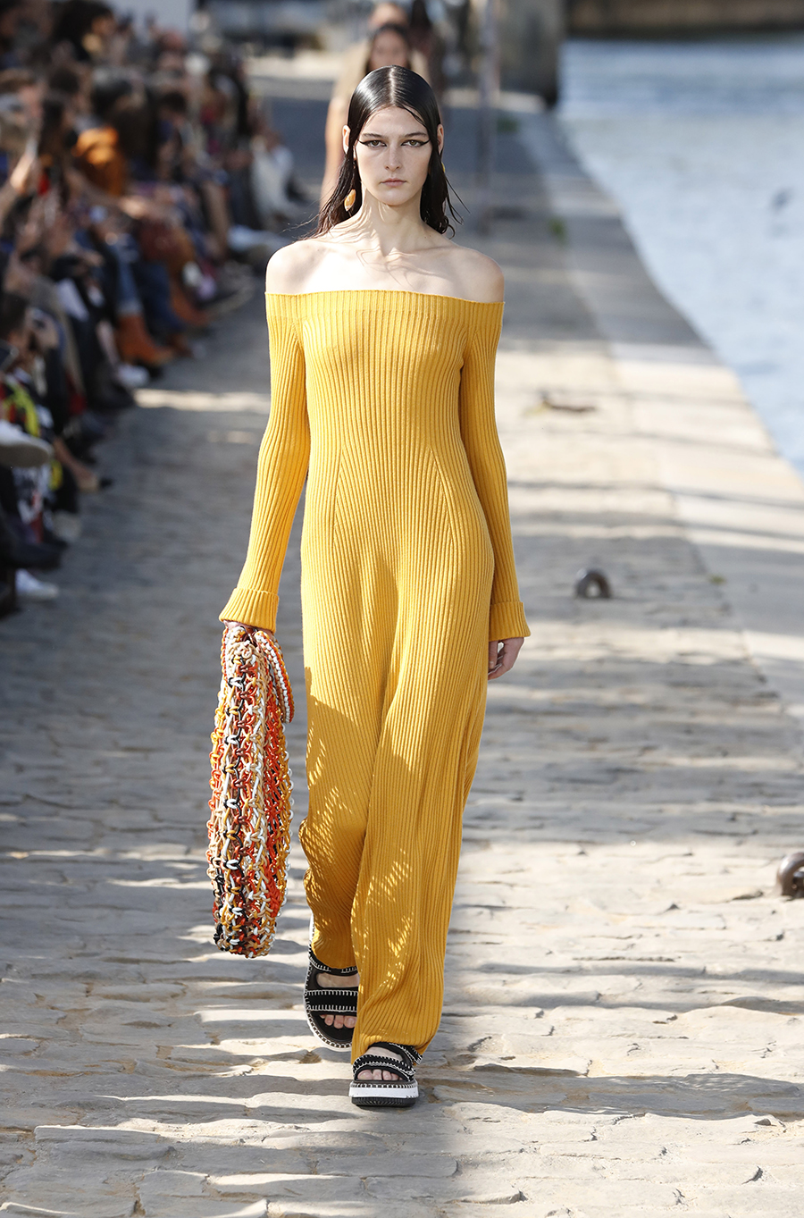 модное платье весна лето 2022 трикотажное длинное желтое в рубчик открытые плечи