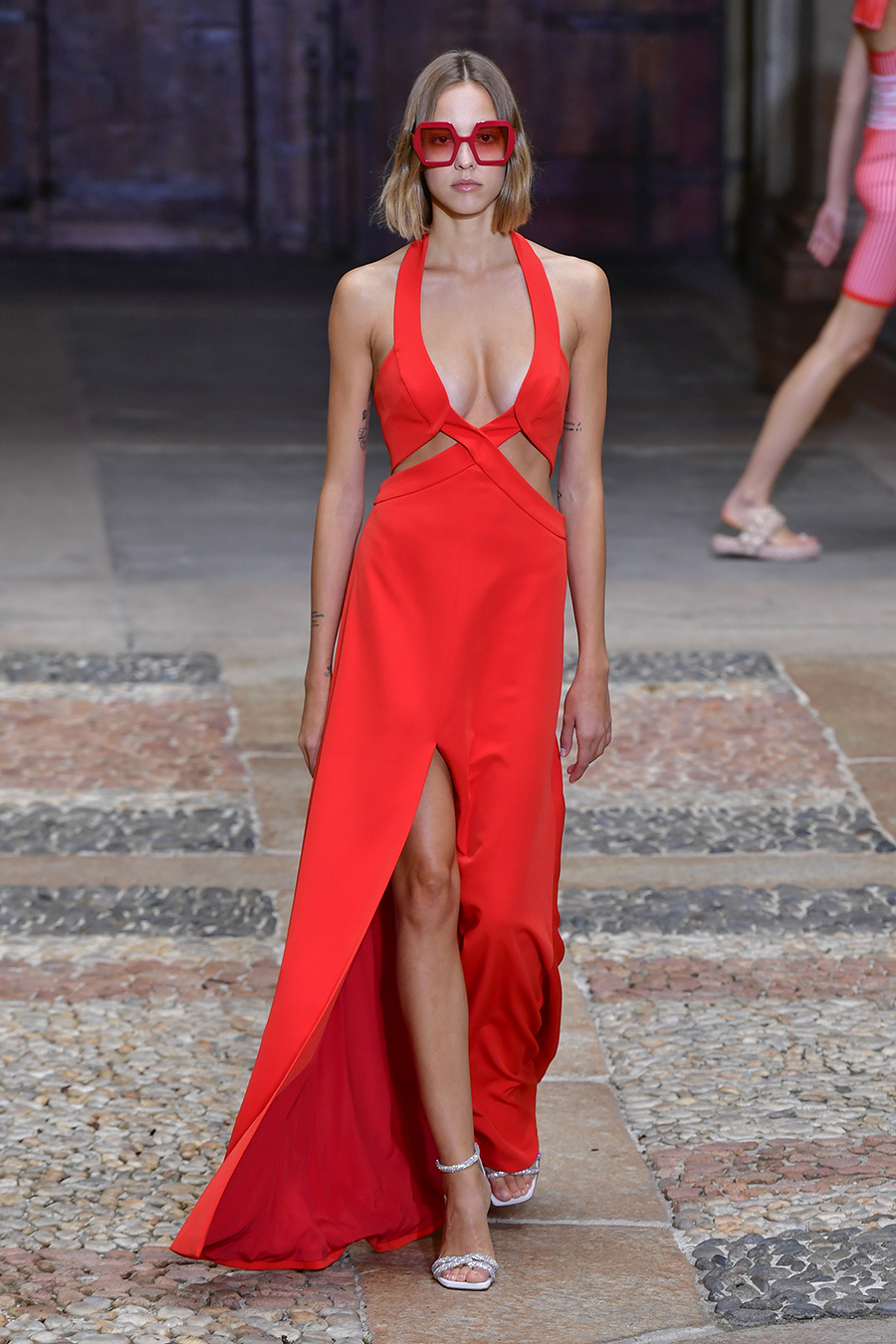 модное платье весна лето 2022 с вырезами длинное красное