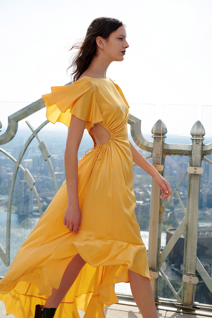 модное платье весна лето 2022 с вырезами длинное желтое