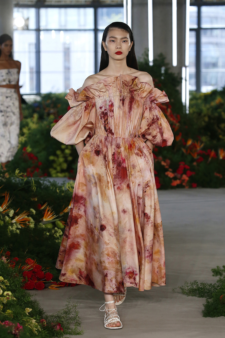 модное платье весна лето 2022 винтажное викторианское в стиле бриджертонов длинное бежевое цветы пышное