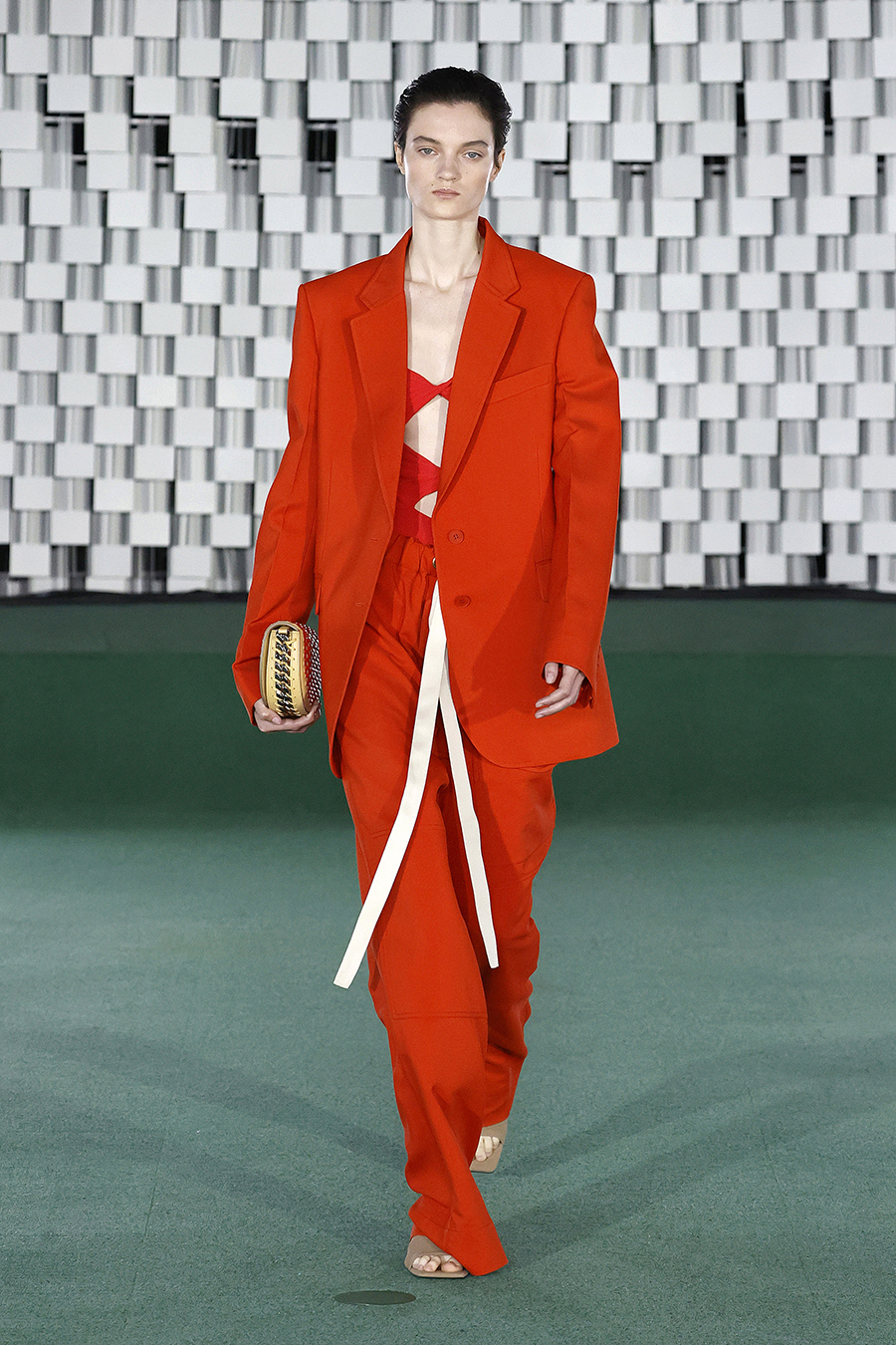модный брючный костюм весна 2022 красный оранжевый
