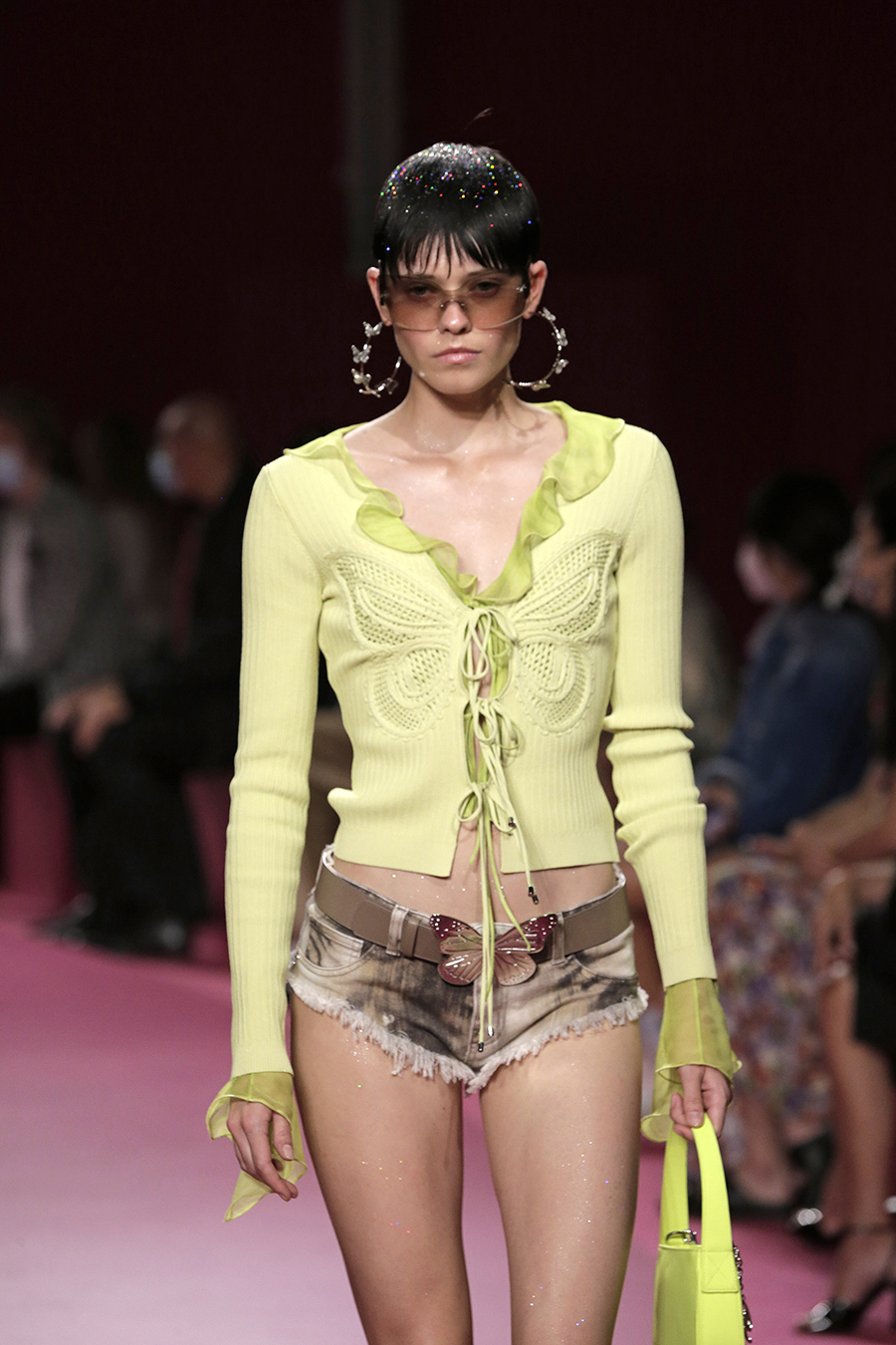модный кардиган весна 2022 с декором вязаными узорами оборками на завязках короткий кроп салатовый