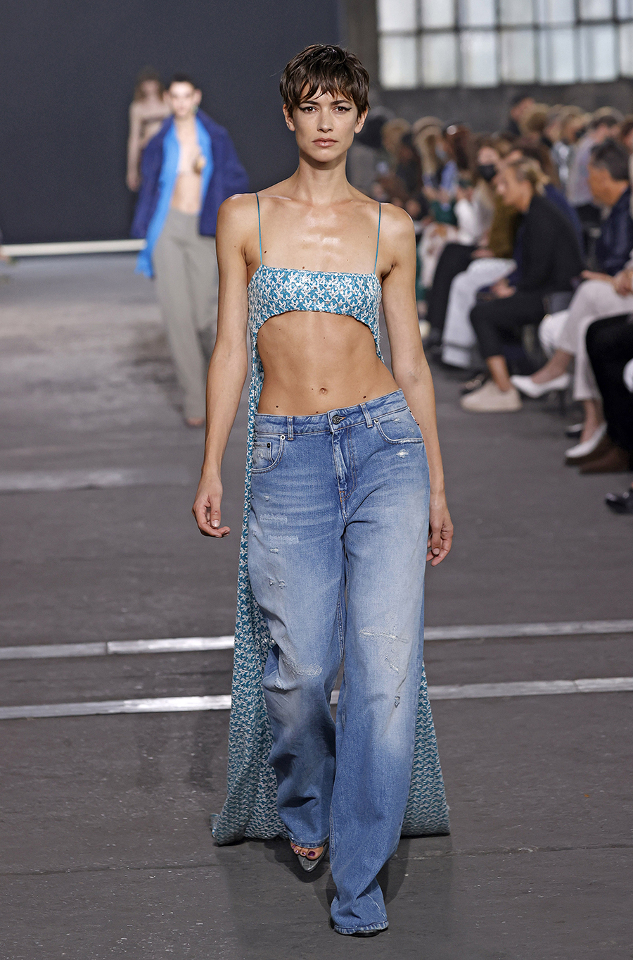 тренды весна лето 2022 модные джинсы оверсайз широкие мешковатые длинные голубые