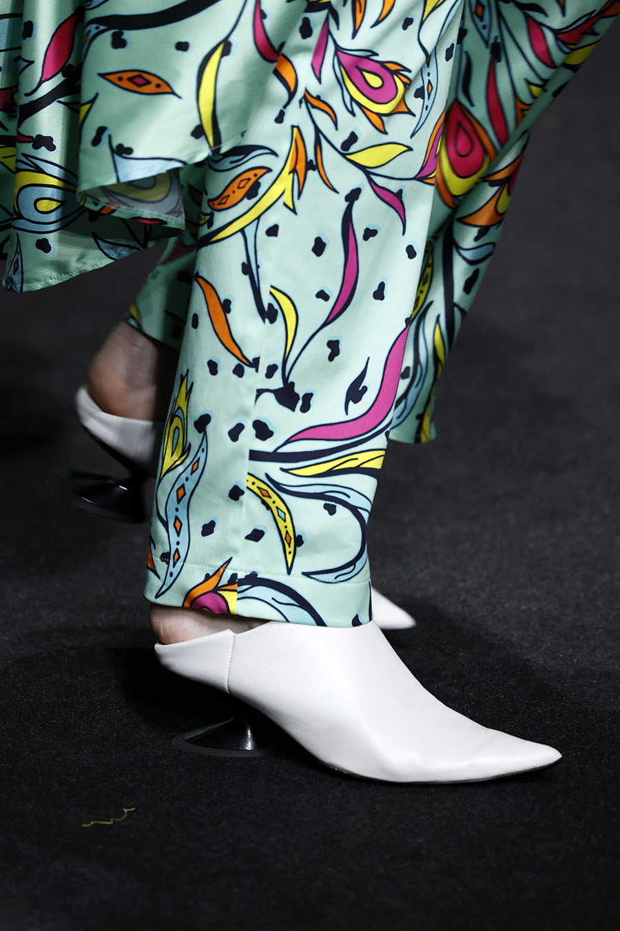 мода весна 2022 обувь ботильоны туфли шлепанцы каблук рюмочка белые