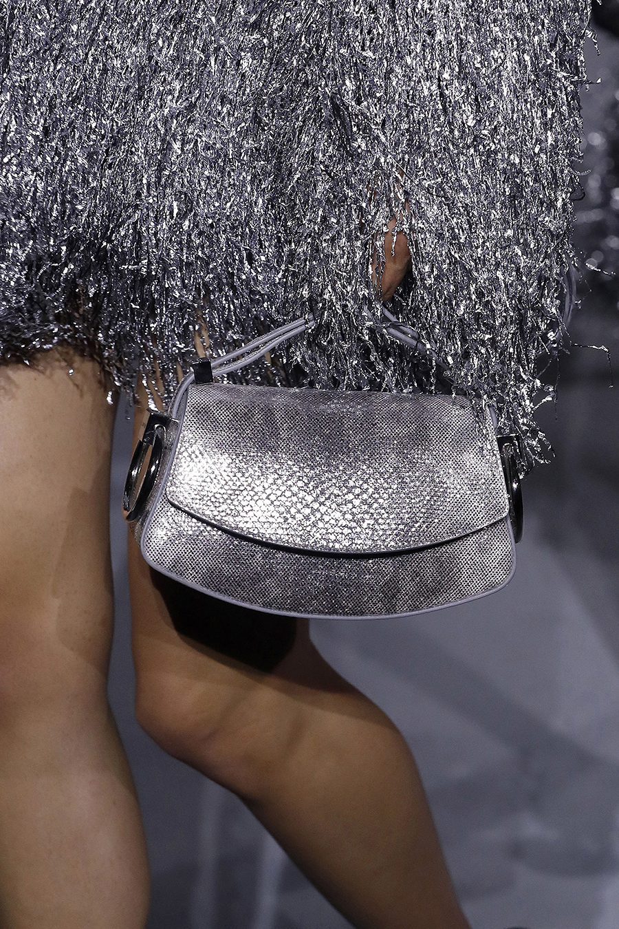 модная сумка весназима лето 2022 серебряная серебристая блестящая