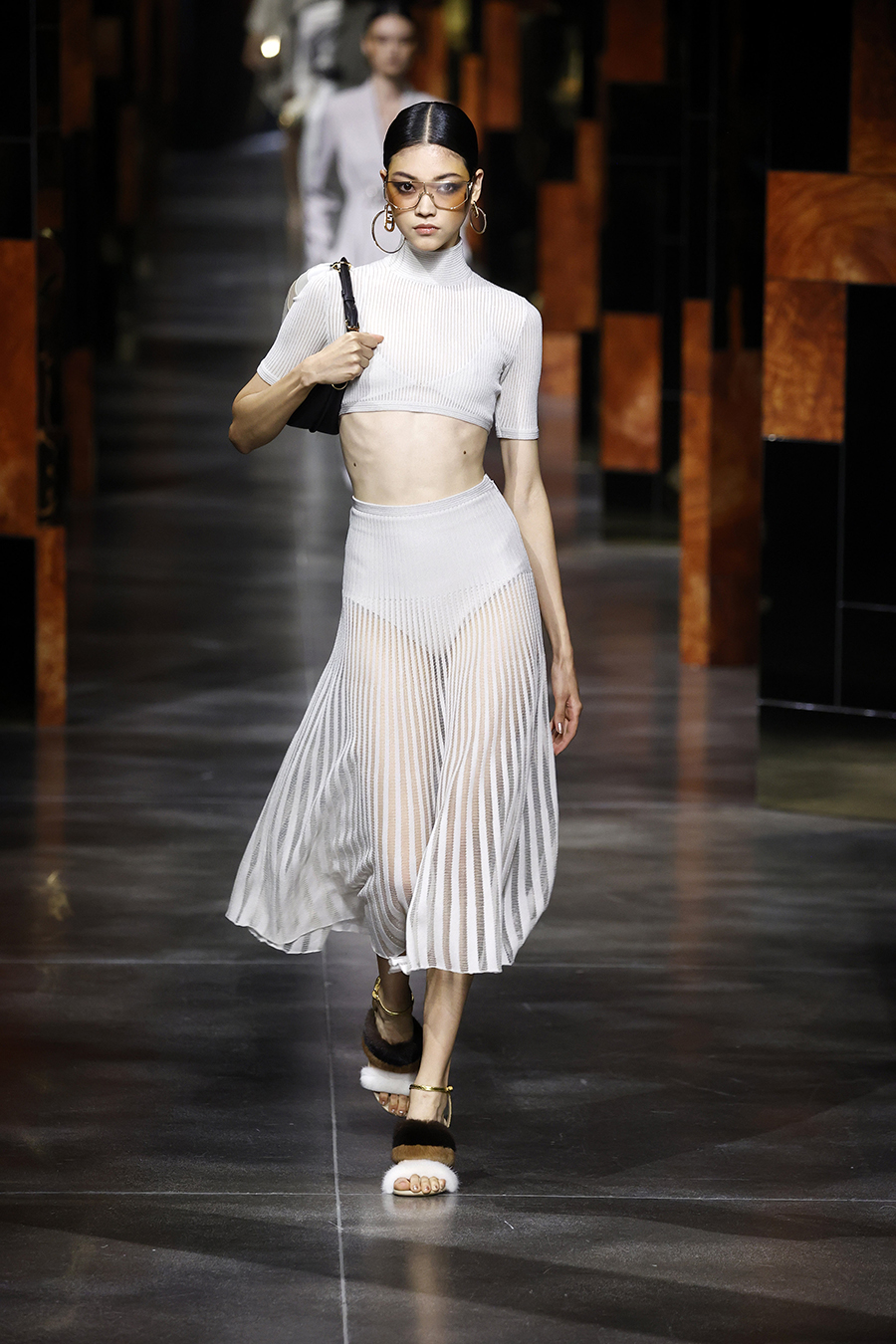 тренды весна лето 2022 модная плиссированная юбка длинная белая