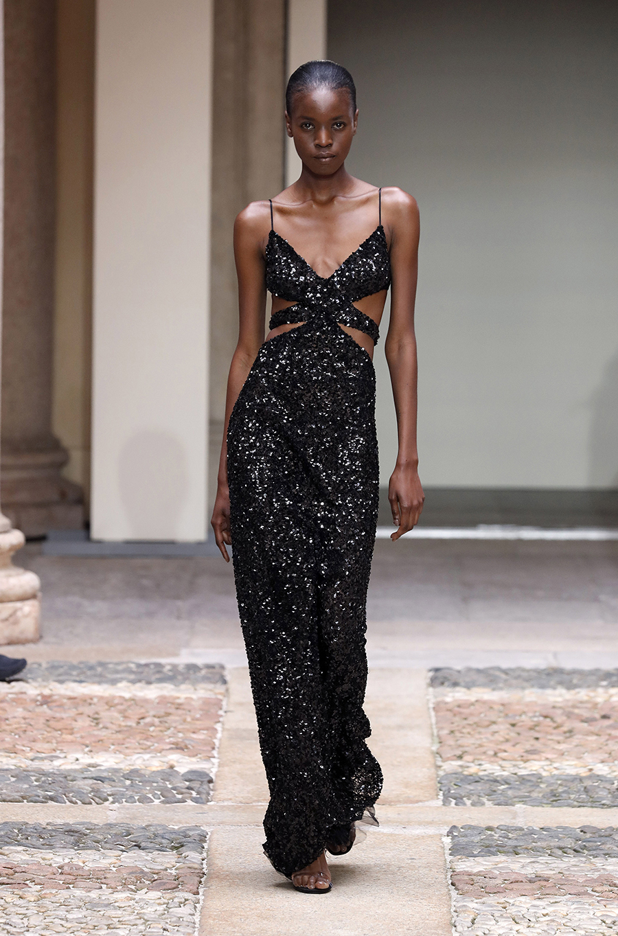 тренды весна лето 2022 модное платье с вырезами длинное черное блестящее